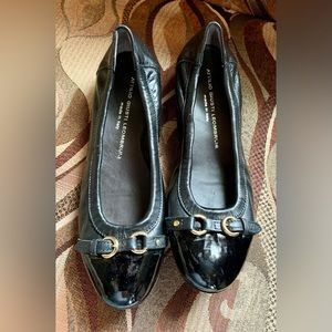 ATTILIO GIUSTI LEOMBRUNI LEATHER BALLET FLATS MADE IN ITALY. PATENT LEATHER CAP.